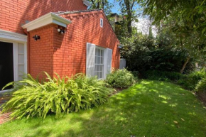 Elegant 2-bedroom House in Prahran w Parking!